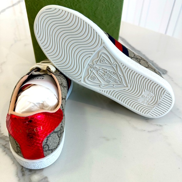Gucci Ace GG Supreme Sneakers - Picture 6 of 9